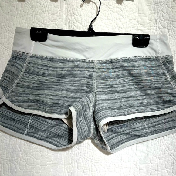 LULULEMON Short White and Grey Patterned, Size 8 -#308 - Picture 1 of 12